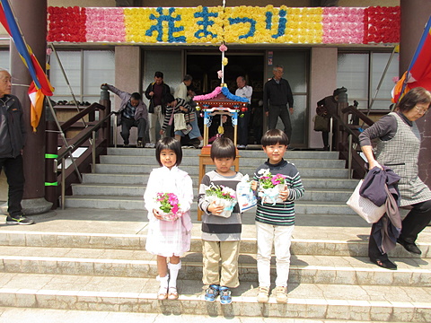 ＜小学新一年生を祝う会＞三人のお友だちです。またお寺に遊びに来てね！