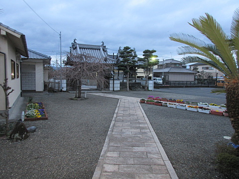 朝6時／庫裡玄関より山門鐘楼を望む