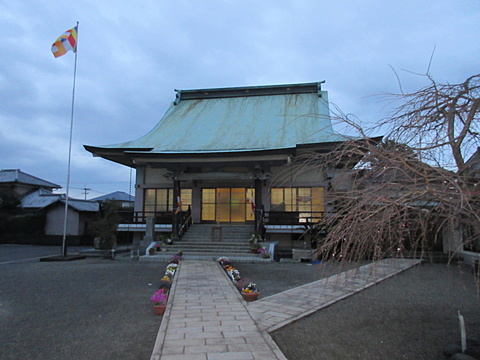 朝6時／山門より本堂を望む