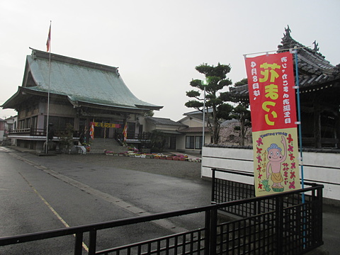 午後6時／雨にぬれるお寺の境内