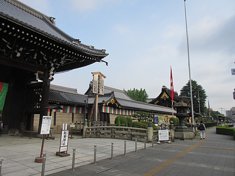 御影堂門前(6月1日朝のようす)