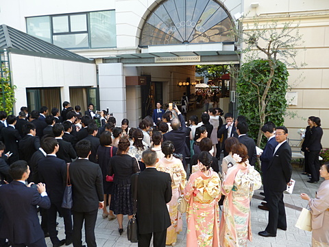 結婚式を終えて外でみんなで祝福