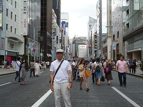 ちょうど銀座は日曜日のほこ天で大変な賑わいでした