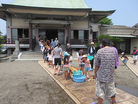 炎天下そうめん流しに集中！