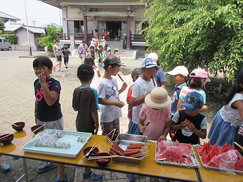 おにぎりもウインナーもスイカも超おいしい！