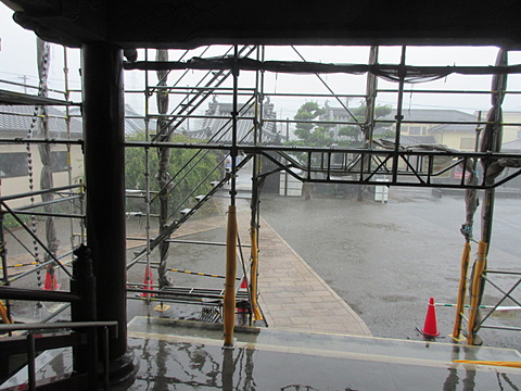 本堂から境内を望む／強烈な雨風で水しぶきが舞っています