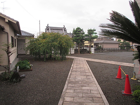 玄関から山門鐘楼を望む(朝6時)