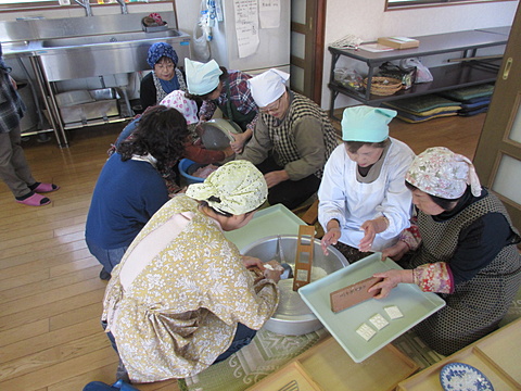 (奥から)粉をねって調合し(手前)紋の型に押します