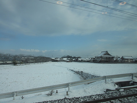 ソニック車中から／大分杵築から行橋まで雪景色でした。右奥に雪をかぶったお寺が見えます。