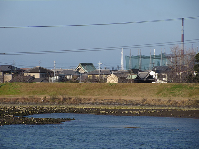 乙津川の鉄橋付近から円光寺を望む