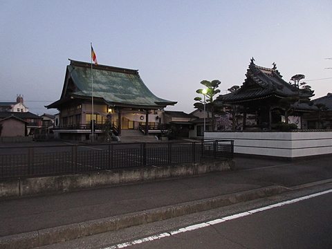 寺前車道から円光寺全景