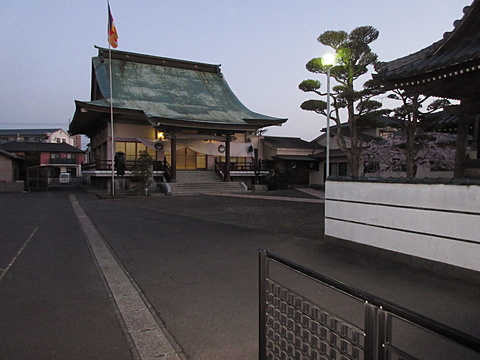 鐘楼横より本堂を望む