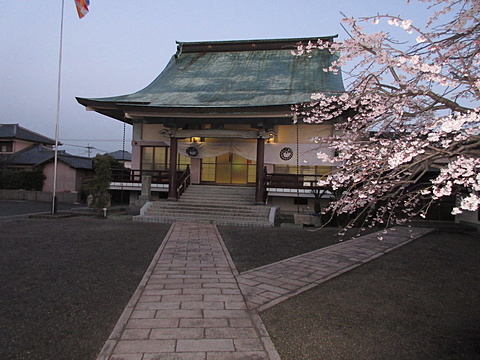 山門より本堂を望む