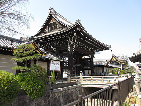 ご本山山門前のようす