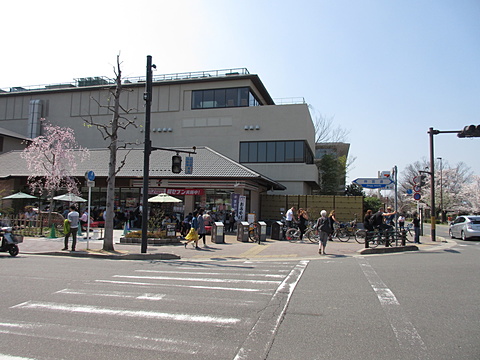 平安神宮鳥居前のコンビニ