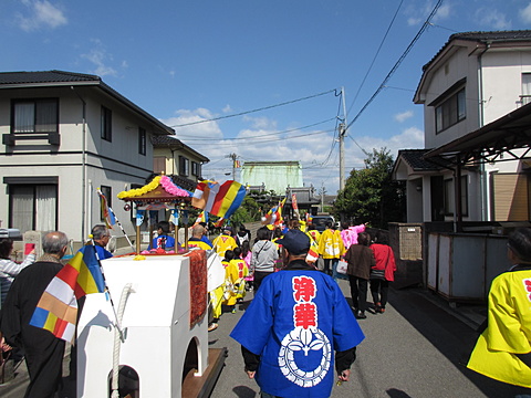 正面にお寺の屋根を望みます