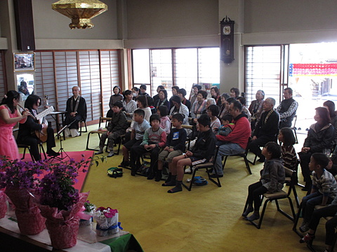 すてきな演奏に聞き入る皆さん