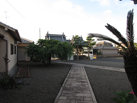 玄関から山門鐘楼を望む