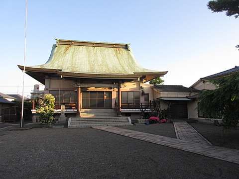 鐘楼前より本堂全景