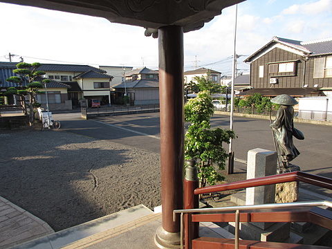 親鸞聖人御尊像を背後から仰ぎます