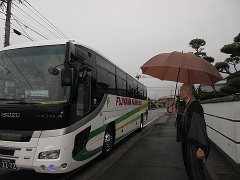 山門前でお迎えです。雨模様でしたが、ちょうど雨が止み滞在中は雨が降りませんでした。よかったです！