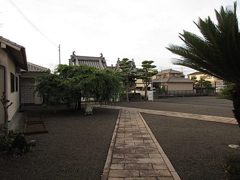 午前6時／玄関から山門鐘楼を望む