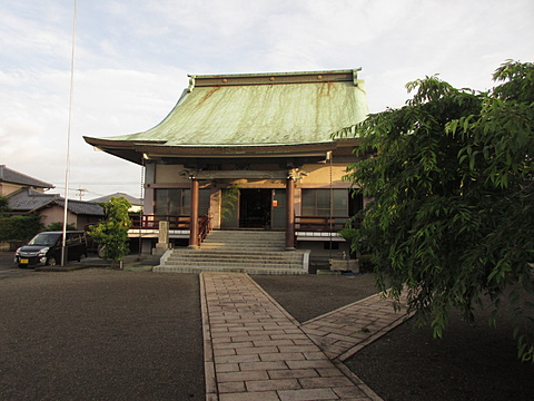 午前6時／山門から本堂を望む