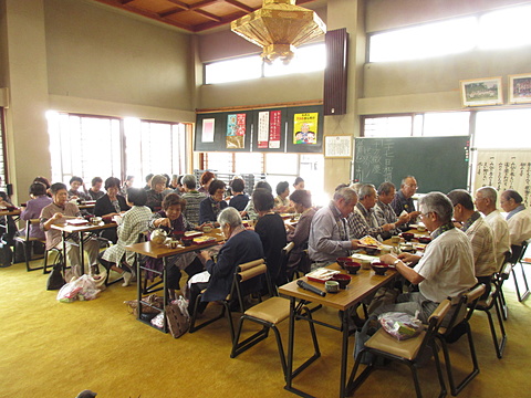 仏教婦人会手作りのお弁当をみんなでいただきます