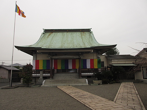 山門からみる五色幕に飾られた本堂