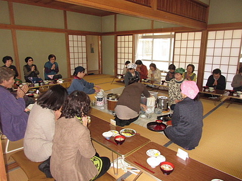 食事の言葉を皆さんで唱和して「いただきます！」