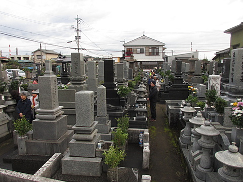 お彼岸の中日に円光寺墓地でお勤めをします